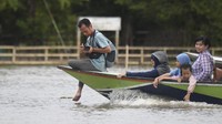 Sejumlah pengunjung menaiki perahu motor untuk mengamati Pesut Mahakam (Orcaella brevirostris) di Desa Wisata Pel.