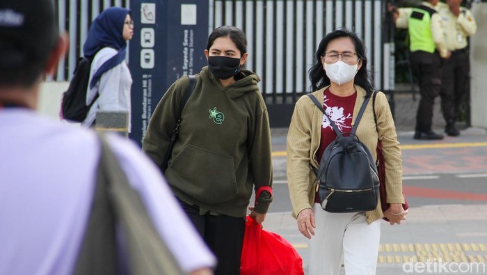 Warga mengenakan masker saat beraktivitas di Jalan Jenderal Sudirman, Jakarta, Senin (5/1/2026). Penggunaan masker menjadi salah satu langkah pencegahan untuk menjaga kesehatan di tengah imbauan kewaspadaan terhadap superflu.