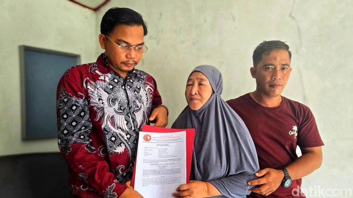 Diren Pandimas (batik) pengacara keluarga almarhum Hoerudin, korban mafia tanah