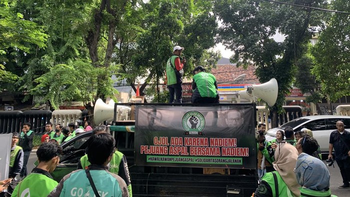 Driver Ojol Gelar Aksi Dukung Nadiem di Depan PN Jakpus Jelang Sidang