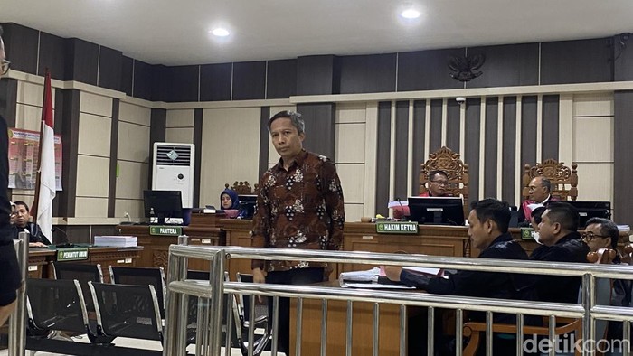 Eks Sekda Cilacap, Awaluddin Muuri, dalam sidang dengan agenda tuntutan JPU itu digelar di Pengadilan Tipikor, Kecamatan Semarang Barat, Kota Semarang, Senin (5/1/2025).