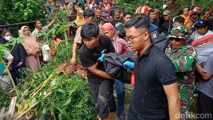 Evakuasi korban tercebur sumur di Jimbung, Kalikotes, Klaten, Senin (5/1/2026).