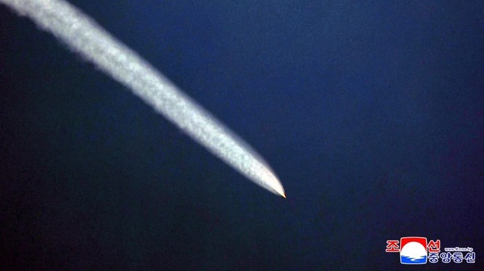 Foto uji tembak proyektil hipersonik Korea Utara pada 22 Oktober 2025, yang dirilis media pemerintah Korean Central News Agency