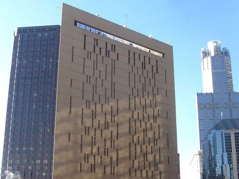 Gedung penjara ini unik karena bentuknya segitiga sekaligus menjulang ke atas, sehingga jadi penjara tertinggi di dunia.