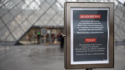 Gejolak Internal, Museum Louvre Paris Tunda Pembukaan