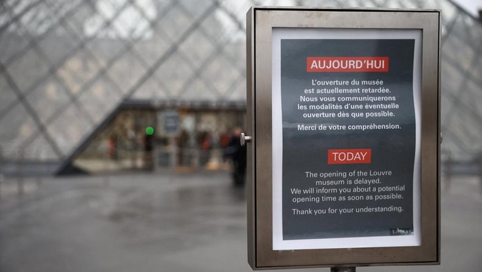 Pembukaan Museum Louvre di Paris, Prancis, ditunda pada Senin (5/1/2026) akibat gejolak internal di kalangan karyawan. Penundaan dilakukan menyusul rapat staf yang membahas kemungkinan aksi mogok kerja terkait persoalan gaji, kondisi kerja, hingga masalah kepegawaian di salah satu museum paling terkenal di dunia tersebut. REUTERS/Sarah Meyssonnier