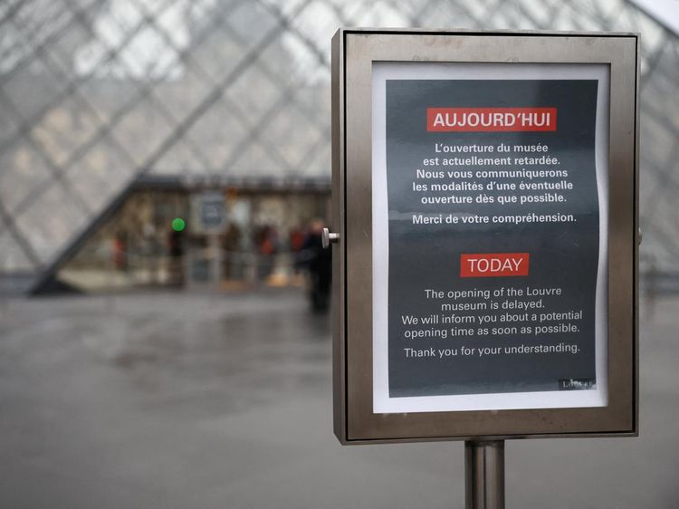 Gejolak Internal, Museum Louvre Paris Tunda Pembukaan