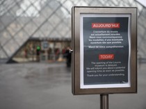 Gejolak Internal, Museum Louvre Paris Tunda Pembukaan