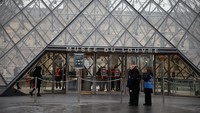 Sejumlah karyawan terlihat berkumpul di sekitar Piramida kaca Museum Louvre, Senin (5/1/2026). Penundaan dilakukan menyusul rapat staf yang membahas kemungkinan aksi mogok kerja terkait persoalan gaji, kondisi kerja, hingga masalah kepegawaian di salah satu museum paling terkenal di dunia tersebut. REUTERS/Sarah Meyssonnier