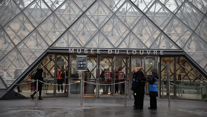 Pembukaan Museum Louvre di Paris, Prancis, ditunda pada Senin (5/1/2026) akibat gejolak internal di kalangan karyawan. Penundaan dilakukan menyusul rapat staf yang membahas kemungkinan aksi mogok kerja terkait persoalan gaji, kondisi kerja, hingga masalah kepegawaian di salah satu museum paling terkenal di dunia tersebut. REUTERS/Sarah Meyssonnier