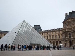Prancis Waspada Maksimum, Museum Louvre-Istana Elysee Ditutup Jelang Demo