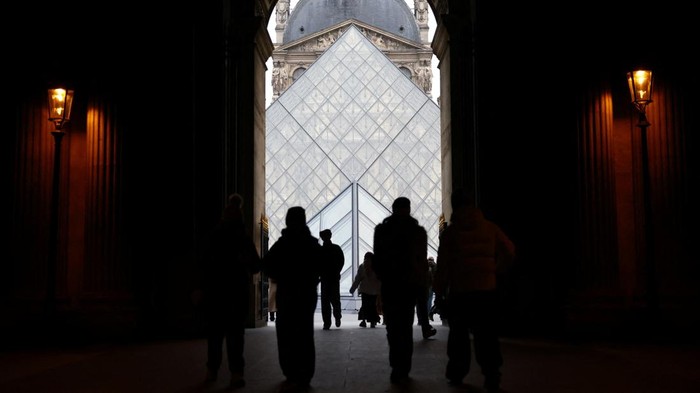 Pembukaan Museum Louvre di Paris, Prancis, ditunda pada Senin (5/1/2026) akibat gejolak internal di kalangan karyawan. Penundaan dilakukan menyusul rapat staf yang membahas kemungkinan aksi mogok kerja terkait persoalan gaji, kondisi kerja, hingga masalah kepegawaian di salah satu museum paling terkenal di dunia tersebut. REUTERS/Sarah Meyssonnier