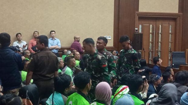 Hakim tegur tiga tentara yang berdiri di ruang sidang Nadiem (Mulia/detikcom)
