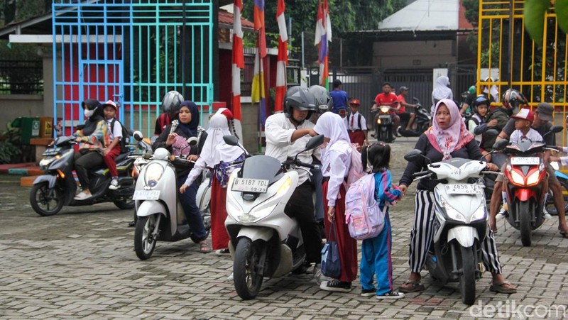 Aktivitas belajar mengajar kembali berjalan normal pada hari pertama masuk sekolah tahun ajaran 2026. Suasana sekolah tampak ramai sejak pagi hari, termasuk di SD Negeri Kramat Jati 24, Jakarta Timur, Senin (5/1/2026), seiring kembalinya para siswa setelah libur panjang.