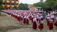 Suasana sekolah tampak ramai di SD Negeri Kramat Jati 24, Jakarta Timur, seiring kembalinya para siswa setelah libur panjang.