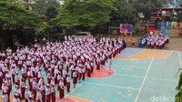 Pihak sekolah menyampaikan bahwa kegiatan pada hari pertama difokuskan pada pembiasaan kembali suasana sekolah setelah masa libur.