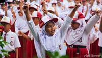 Kegiatan hari pertama sekolah diawali dengan senam pagi bersama di halaman sekolah. Murid dan guru mengikuti gerakan senam secara serentak dengan penuh antusias.