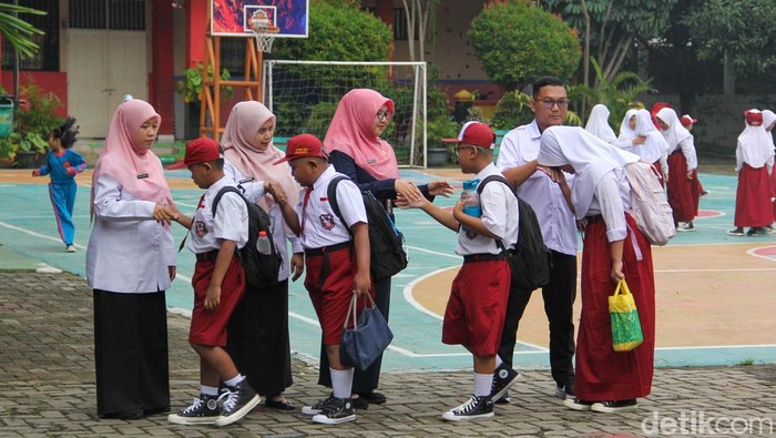 Aktivitas belajar mengajar kembali berjalan normal pada hari pertama masuk sekolah tahun ajaran 2026. Suasana sekolah tampak ramai sejak pagi hari, termasuk di SD Negeri Kramat Jati 24, Jakarta Timur, Senin (5/1/2026), seiring kembalinya para siswa s
