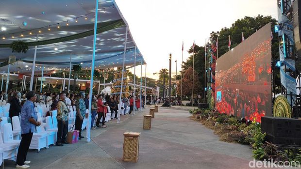 Ibadah Natal Nasional 2025 di Tenis Indoor, Senayan, Jakarta Pusat, diikuti ribuan jemaat. Jemaat yang berada di tenda tetap khidmad menjalani ibadah. (Kurniawan F/detikcom)