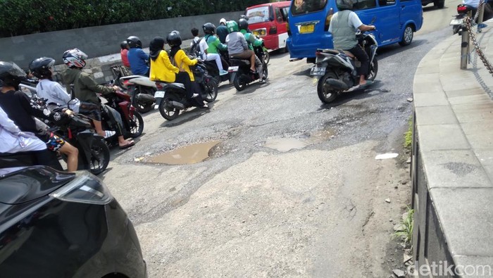 Jalan berlubang di Bundaran Tugu Lampu Gentur.