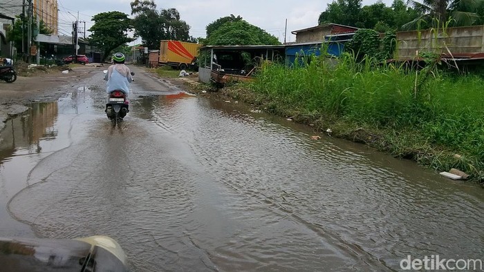 Jalan di kawasan Panca Usaha tergenang air hampir satu bulan hingga membuat kemacetan.