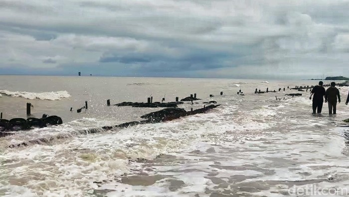 Jalan penghubung antar Kecamatan di Desa Sedari, Kabupaten Karawang tergerus abrasi