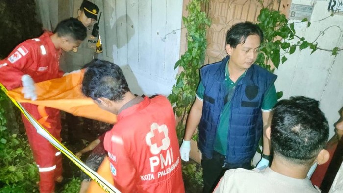 Jasad laki-laki ditemukan di halaman rumah kosong di Palembang.