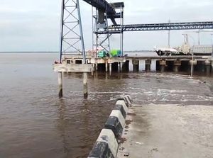 Jembatan di Pelabuhan Tanjung Buton Siak Ambruk, 1 Mobil Hanyut