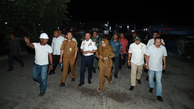 Bupati Siak saat mengunjungi lokasi usai jembatan ambruk