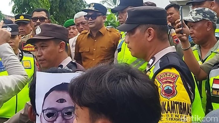 Kades di Brebes Mundur Usai Didemo Warganya, Diduga Selewengkan Pajak