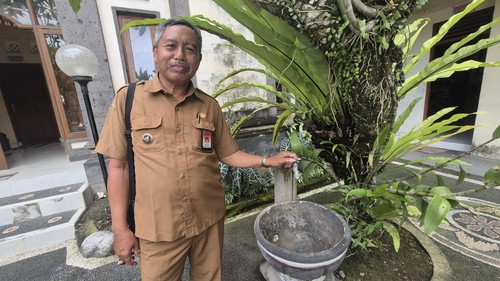 Kades Takmung, I Nyoman Mudita, menunjukkan aliran air mati di kantornya, Senin (5/1/2025). (Leona Wirawan/detikBali)