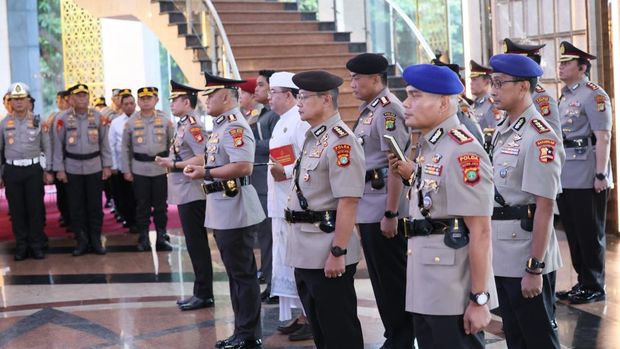 Kapolda Metro Jaya Irjen Asep Edi Suheri memimpin serah terima jabatan 6 kapolres dan 2 direktur, di Gedung Promoter Polda Metro Jaya, Senin (5/1/2026).