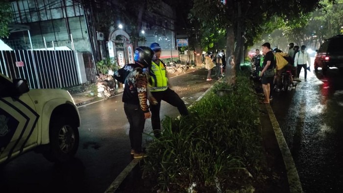 Diduga Mengantuk, Pengendara Motor Tewas di Depan Kiara Artha Park