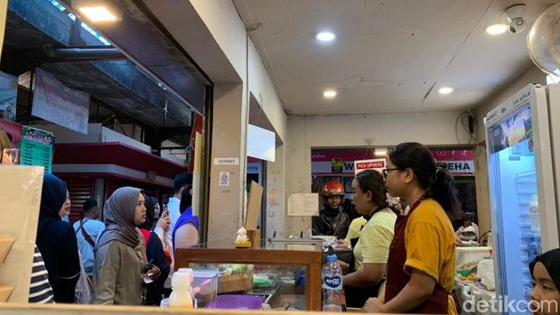 Kedai Cerita Manis di Pasar Cihapit. Kedai Cerita Manis di Pasar Cihapit.