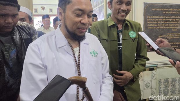 KHR Ach Azaim Ibrahimy (baju putih berkalung tasbih), Sekretaris Pesantren Sukorejo, Situbondo, Achmad Fadhail (baju hijau), Gubernur Jatim Khofifah Indar Parawansa bersama kader muslimat.