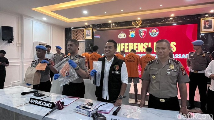 Konferensi pers di Mapolrestabes Makassar.