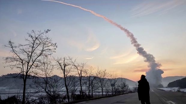 Korea Utara uji coba rudal hipersonik sejauh 1.000 km disaksikan Kim Jong Un, menegaskan penguatan daya tangkal di tengah ketegangan geopolitik global. (Tangkapan Layar Video Reuters/KRT)