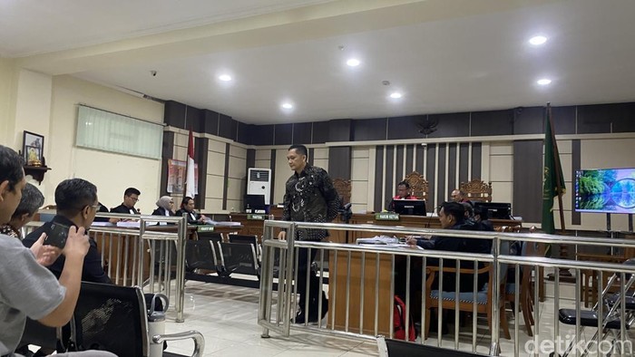 Eks Kabag Perekonomian Cilacap, Iskandar Zulkarnain, dalam sidang dengan agenda tuntutan JPU itu digelar di Pengadilan Tipikor, Kecamatan Semarang Barat, Kota Semarang, Senin (5/1/2025).
