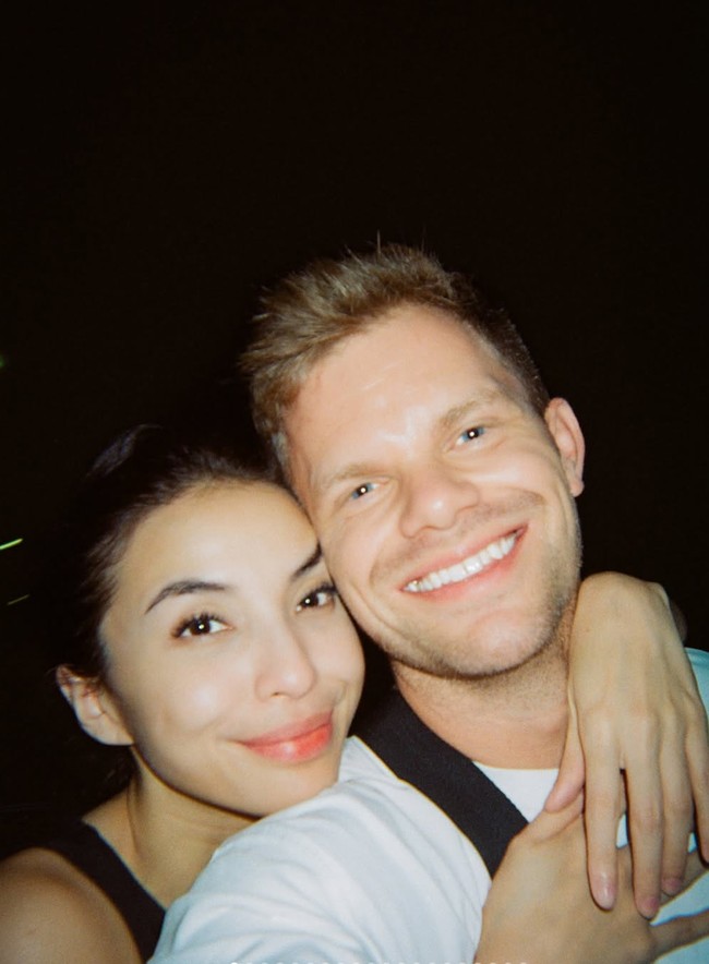 Setelah pernah menjalani pernikahan ilegal karena masih di bawah umur, Manohara kini terlihat sudah memiliki tambatan hati baru. Melalui unggahan-unggahan yang dibagikan di media sosial, saat ini Manohara diketahui sedang menjalin hubungan asmara dengan YouTuber asal Denmark, Kristian Hansen. Foto: Instagram/@thekristianhansen