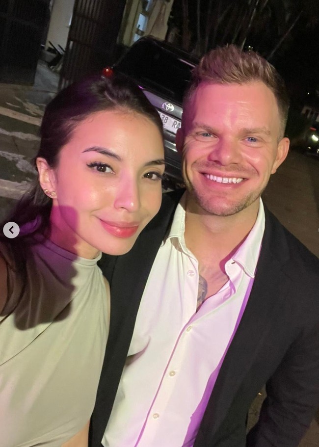 Sebelumnya Manohara sendiri diketahui sudah pernah menikah dengan putra Sultan Kelantan, Tengku Muhammad Fakhry Petra, pada Agustus 2008. Namun pernikahan tersebut diwarnai isu kekerasan hingga akhirnya berujung cerai pada 2009. Foto: Instagram/@thekristianhansen