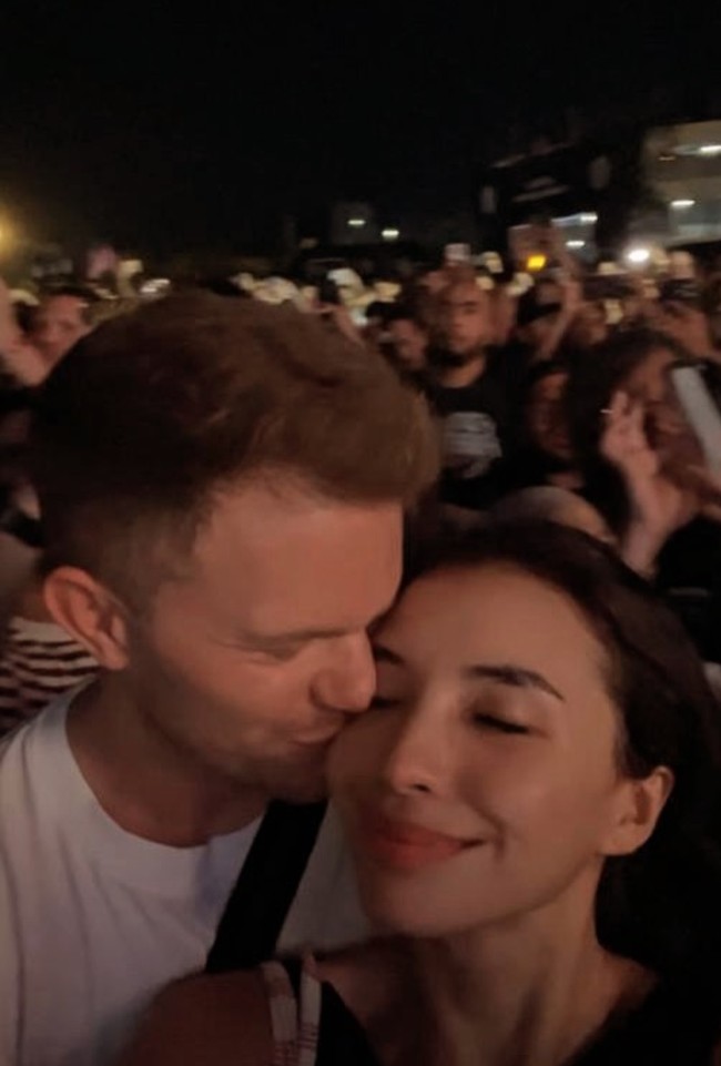 Setelah mempublikasikan hubungannya, Manohara dan Hansen juga tampak tak ragu membagikan momen kemesraan mereka. Seperti dalam foto, Hansen terlihat mengecup mesra pipi Manohara. Foto: Instagram/@thekristianhansen