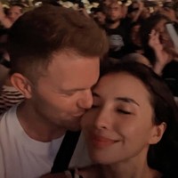 Setelah mempublikasikan hubungannya, Manohara dan Hansen juga tampak tak ragu membagikan momen kemesraan mereka. Seperti dalam foto, Hansen terlihat mengecup mesra pipi Manohara. Foto: Instagram/@thekristianhansen