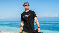 Saat itu Kristian Hansen memvideokan perjalanannya ke desa terapung Sampela, di Kepulauan Wakatobi. Takjub dengan keindahan alamnya, dia kemudian teralihkan ketika melihat anak kecil menyeberang melewati jembatan rusak dan dia juga sempat melewati jembatan kayu yang hampir roboh. Foto: Instagram @thekristianhansen