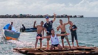Beberapa waktu lalu, Kristian Hansen viral usai berinisiatif membantu membangun jembatan yang rusak di Wakatobi, Sulawesi Tenggara. Foto: Instagram @thekristianhansen