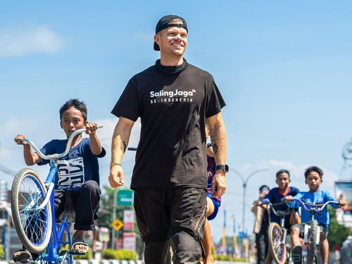 Kristian Hansen youtuber dan vlogger asal Denmark pacar Manohara yang senang bertualang di Indonesia.