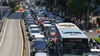 Pada Senin (5/1/2026) pagi, kemacetan terjadi di Jalan Gatot Subroto, Jakarta Selatan, arah Kuningan, tepatnya di sekitar kawasan Pancoran.