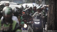 Kendaraan yang melintas di ruas jalan tersebut tampak bergerak sangat lambat, dengan kecepatan tak lebih dari 10 kilometer per jam.