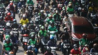 Arus lalu lintas tersendat hingga pertigaan Jalan Gatot Subroto–Tendean, seiring meningkatnya volume kendaraan pada hari pertama aktivitas kerja dan sekolah