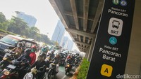 Pantauan di lokasi menunjukkan kepadatan kendaraan mulai terlihat dari turunan flyover Pancoran menuju Kuningan.