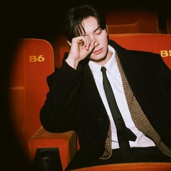 Lee Chae Min Lagi Sendirian, Siapa Mau Nemenin?